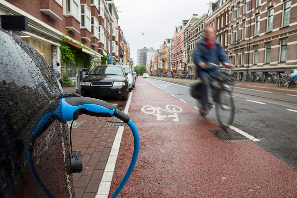 ¿Y si los coches comunicaran con las bicis y scooters eléctricos para evitar accidentes?